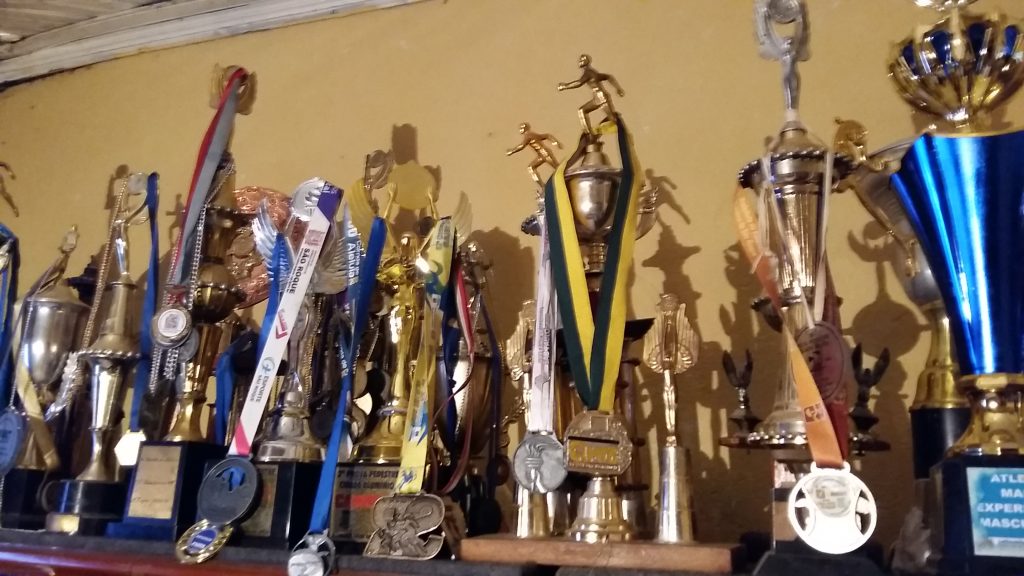 Galeria de troféus e medalhas que Irineu mantém no quarto