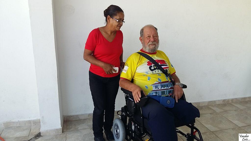 Ico e a esposa Maria de Fátima na entrega da cadeira de rodas motorizada