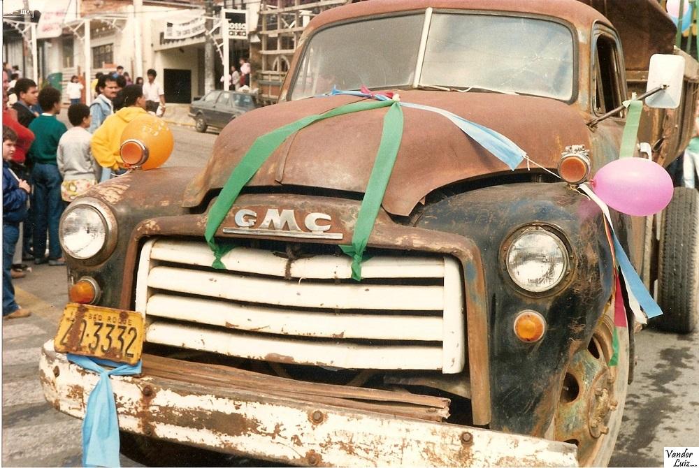 Caminhão GMC 1951 de Sidônio Pereira Leite presente na Entrada dos Carros de Lenha desde 1975. Tradição mantida pelo filho Carlos Alberto Pereira Leite que anos mais tarde reformou o veículo. Foto 53