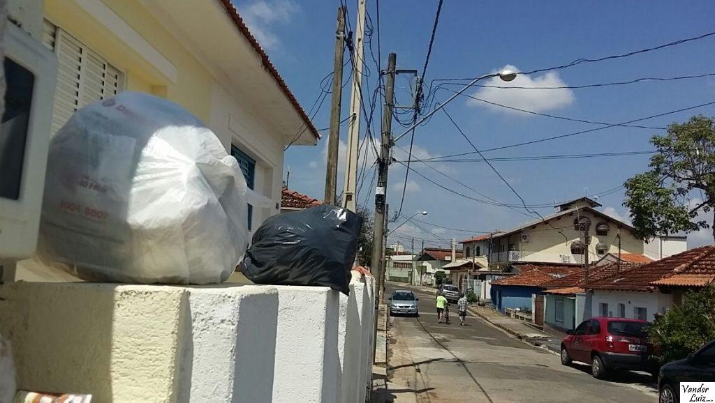 Lixo não foi recolhido em ruas do bairro do Cambará nesta sexta-feira