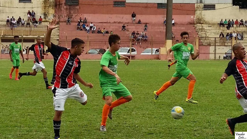 Bruno do Paulistano sub-17 (à esquerda) entre dois jogadores do Brasilis acompahado por Caio (à direita)