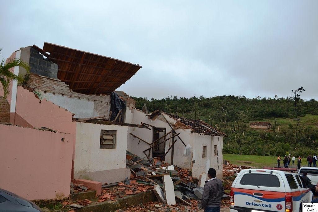 Casa atingida na região de Canguera atingida pelo vendaval de junho