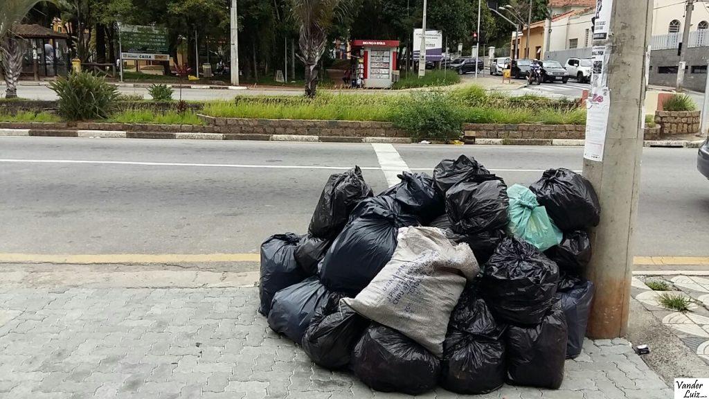 Lixo acumulado próximo a Praça da República na manhã de sábado