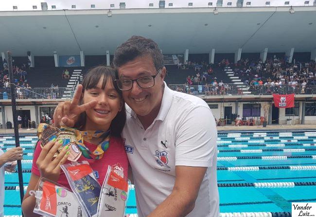 Sophia e o técnico Émerson Jimenez: nadadora do Grêmio União Sanroquense quebrou dois recordes paulistas na piscina do Corinthians